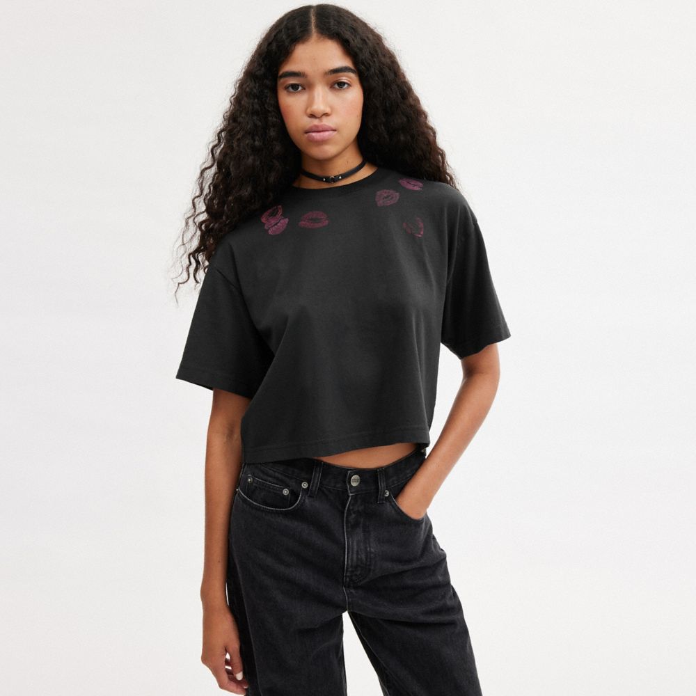 Camiseta COACH® Buy Now Lip Print Cropped Mujer Negras | COZUS587