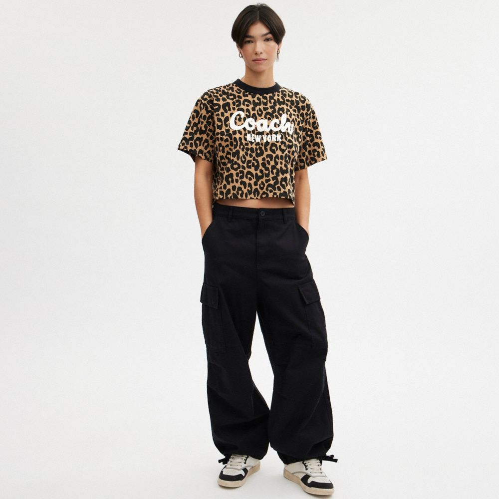 Camiseta COACH® Leopard Cursive Signature Cropped Mujer Leopardo | COAHE578