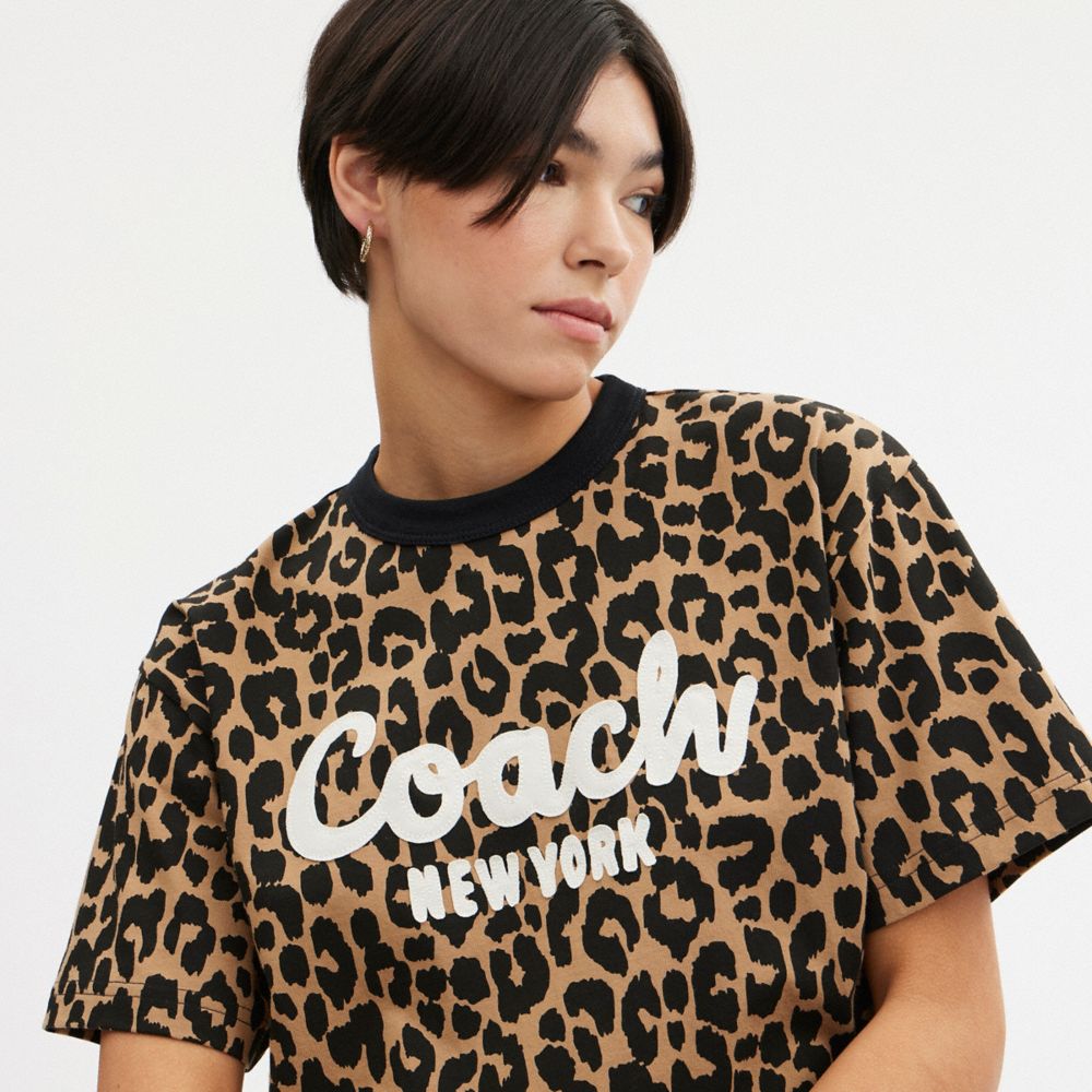 Camiseta COACH® Leopard Cursive Signature Cropped Mujer Leopardo | COAHE578