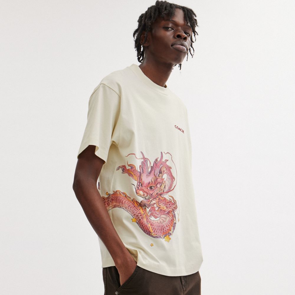 Camiseta COACH® New Year With Dragon Hombre Creme | COHAV895