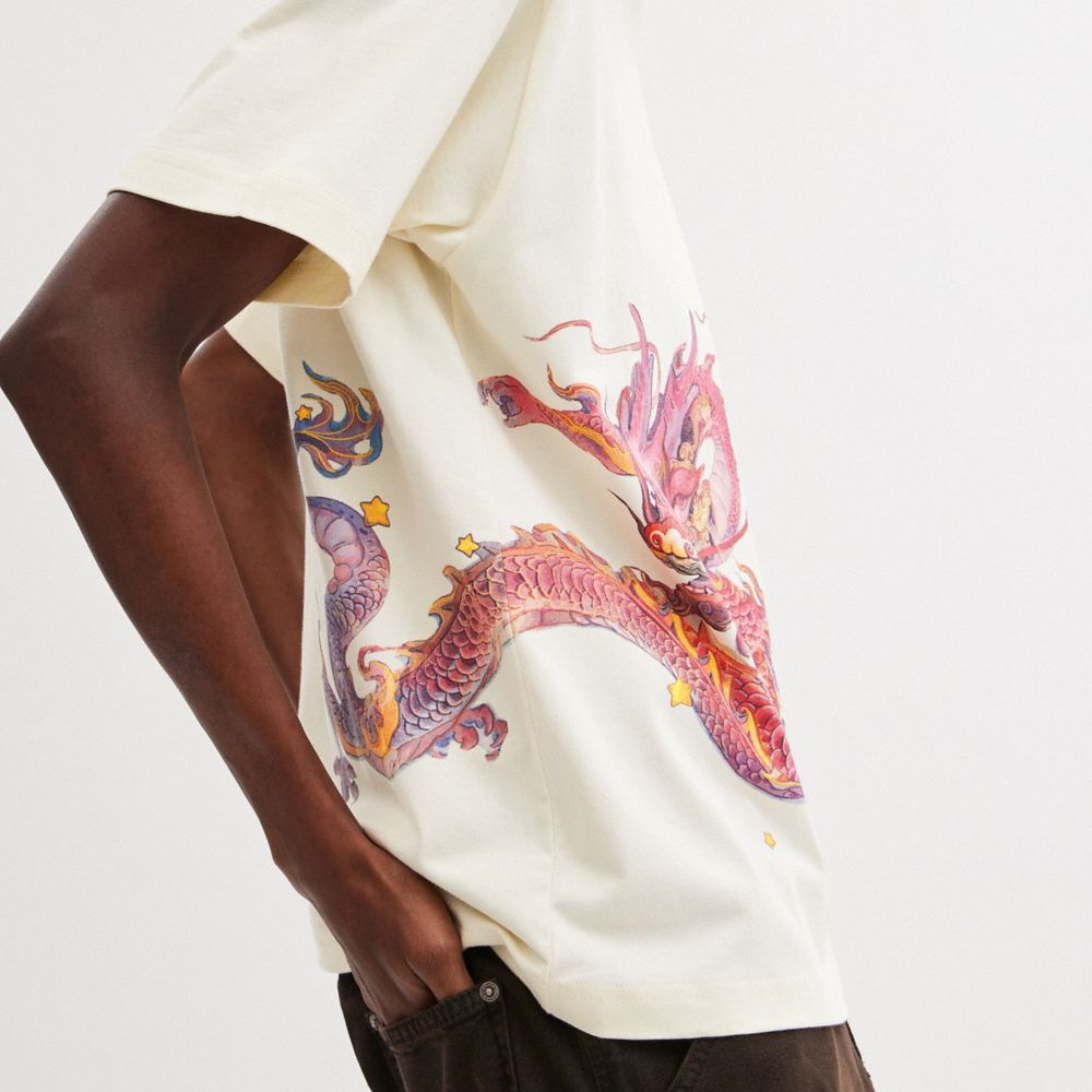 Camiseta COACH® New Year With Dragon Hombre Creme | COHAV895