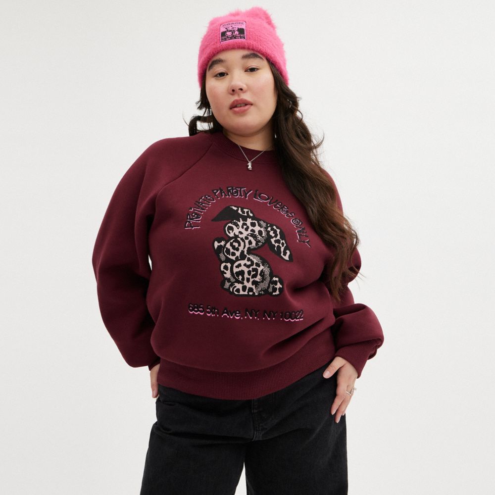 Sudadera COACH® The Lil Nas X Drop Bunny Crewneck Mujer Burdeos | COVRG590