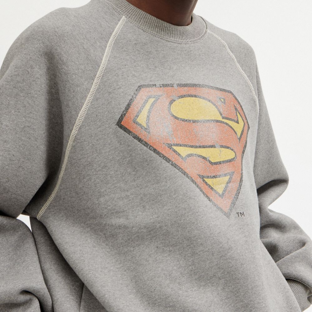 Sudadera con Capucha COACH® | Dc Superman Crewneck Mujer Gris Oscuro | COILI664